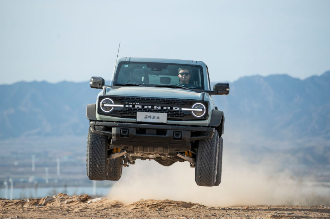 而针对越野场景的配置上,纵置四驱,非承载式车身,三把锁,倍适登三段
