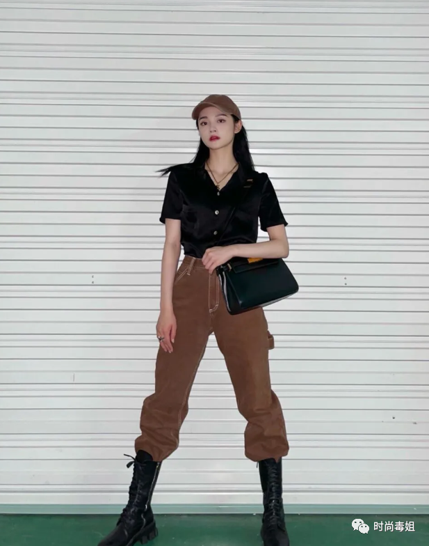 周洁琼私服照释出 故意把驼色长裤套在靴筒内 太显腿长了 时尚毒姐 微信公众号文章阅读 Wemp