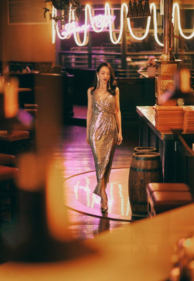 王鸥亮片吊带裙搭配银色高跟鞋气质超惊艳,开叉设计满满的高级感-友友