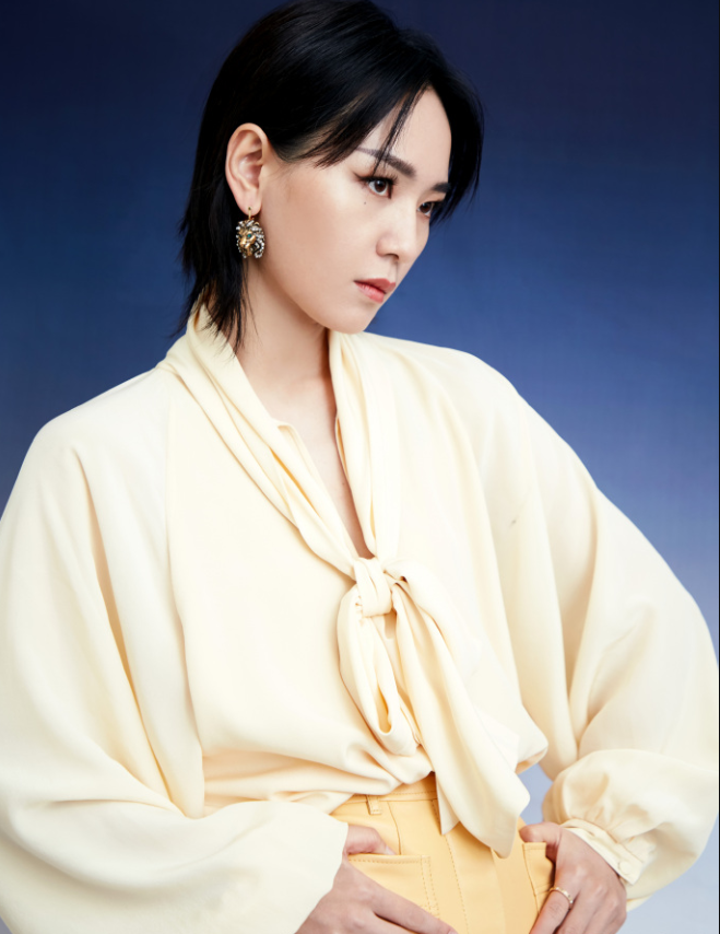 周笔畅不再是“假小子”!穿露背礼服秀身材,曲线美成全场焦点-微信头条网 周笔畅不再是“假小子”!穿露背礼服秀身材,曲线美成全场焦点