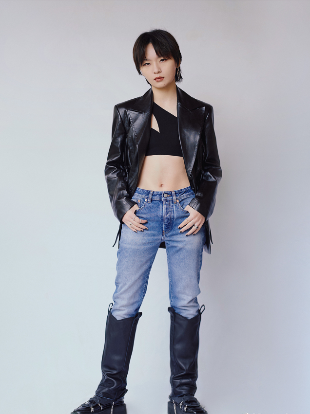 周笔畅不再是“假小子”!穿露背礼服秀身材,曲线美成全场焦点-微信头条网 周笔畅不再是“假小子”!穿露背礼服秀身材,曲线美成全场焦点