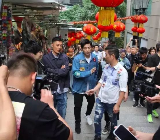 原来周杰伦才是华语音乐圈玩鞋最屌的巨星…