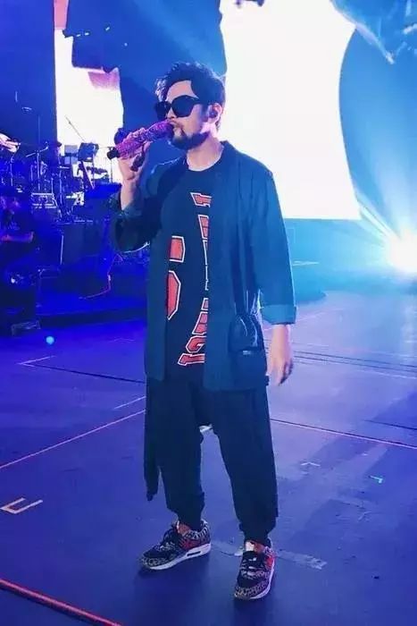 原来周杰伦才是华语音乐圈玩鞋最屌的巨星…