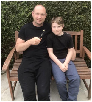 英国民众牙疼无医可看，在家用钳子拔牙！