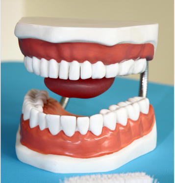 牙齿的“黑三角”，比蛀牙还可怕