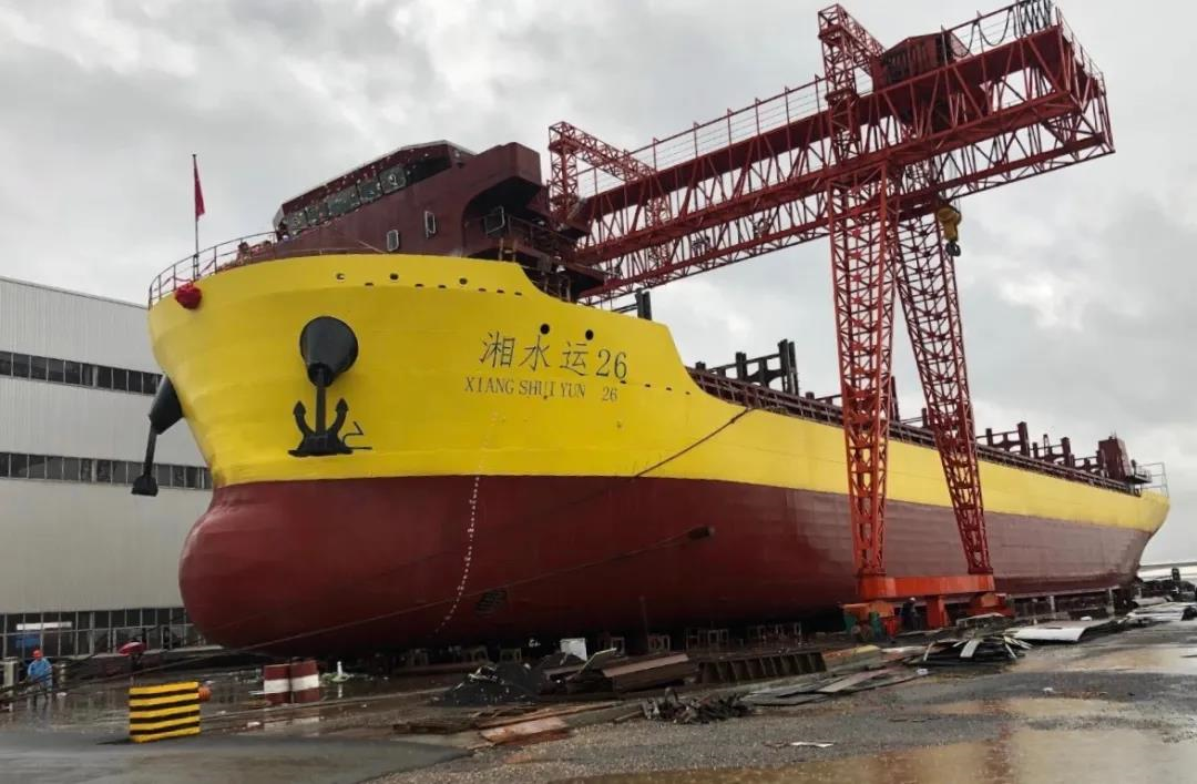 湖南最大新能源集装箱船下水将执航岳阳城陵矶上海洋山港航线