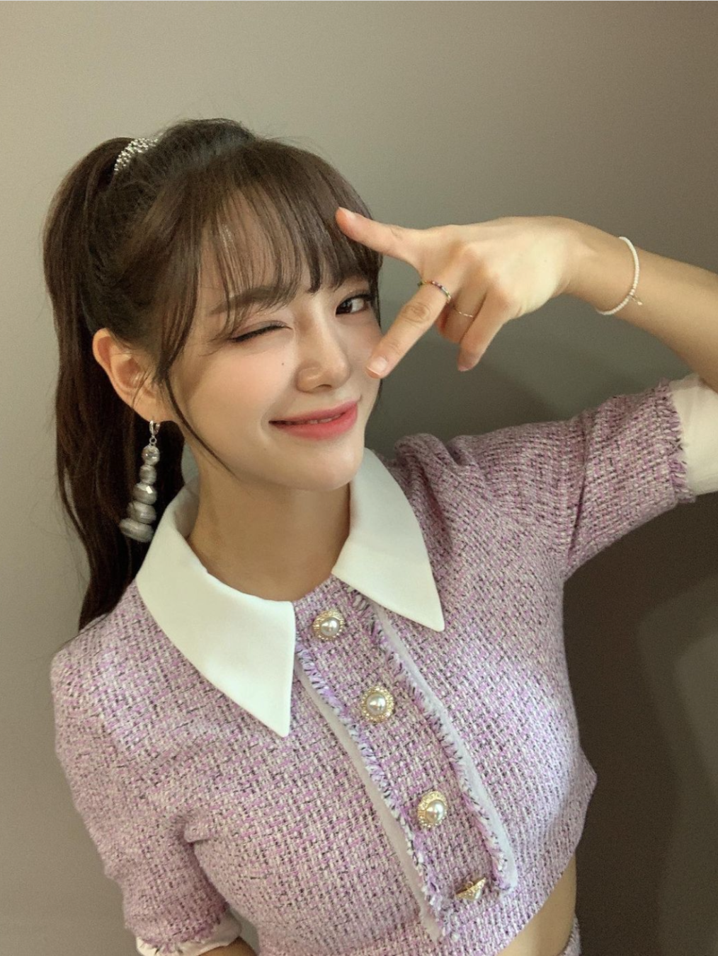 刘雯/周雨彤 抛开戏内申夏莉的高冷千金感,戏外的金世正更多会选择带