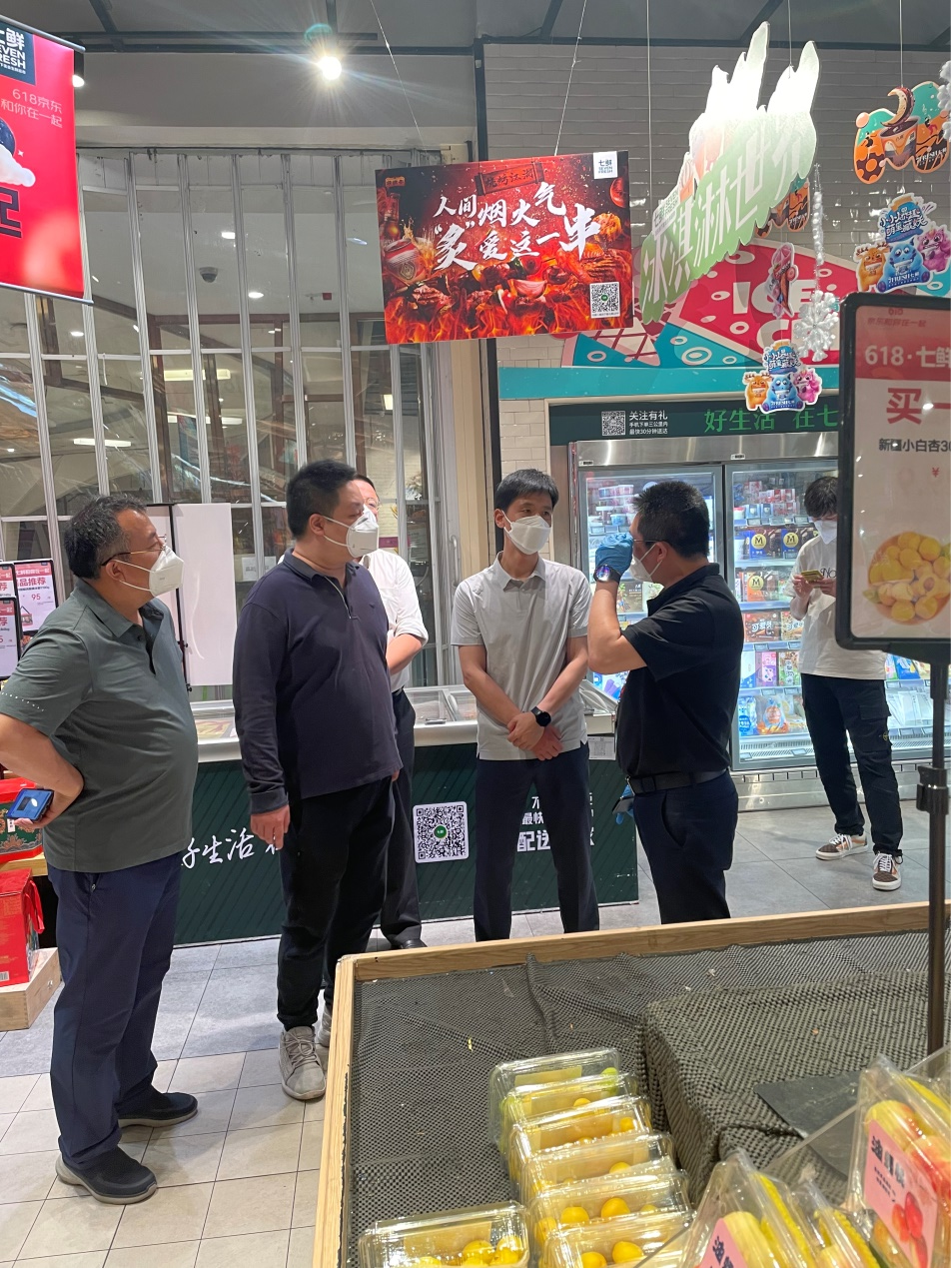 对区域内重点保供企业沃尔玛万象城店,京东七鲜万象城店及幸福荣耀