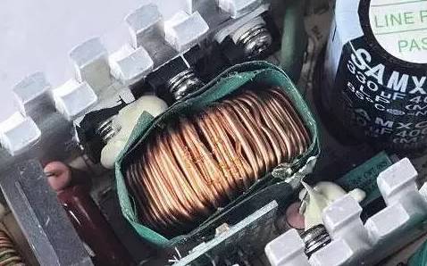 電源內部“一目了然”的圖8