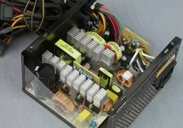 電源內部“一目了然”的圖2