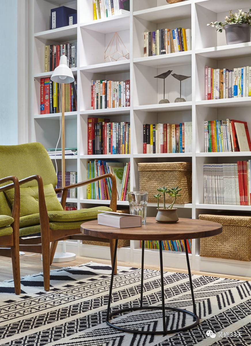 91平简约北欧原木风沙发背景书墙