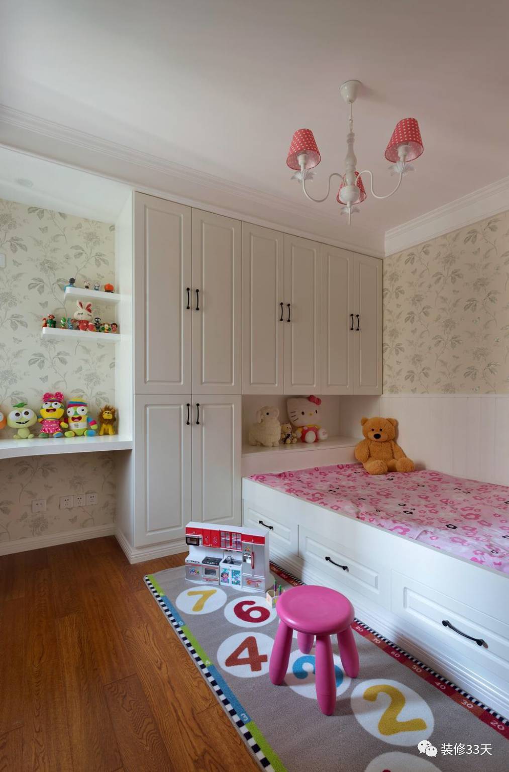 次卧儿童房的家具是现场定制的,更充分的利用空间