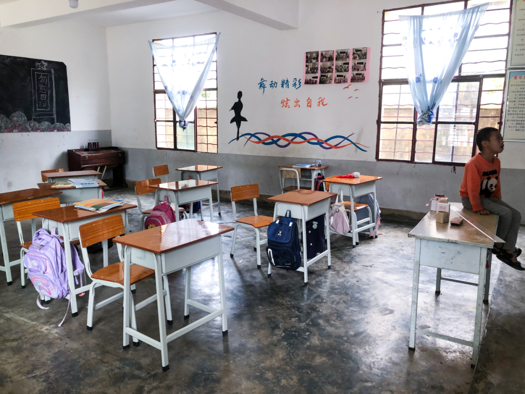 云南省红河州绿春县阿迪小学02送去一批教学物资电脑以及学生宿舍架床