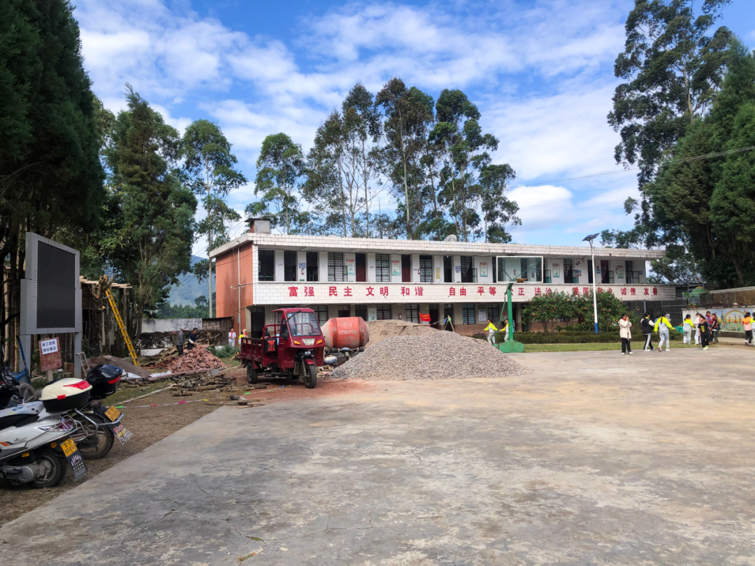 教学物资电脑以及学生宿舍架床等广西藤县新庆镇新庆中学01前行数载