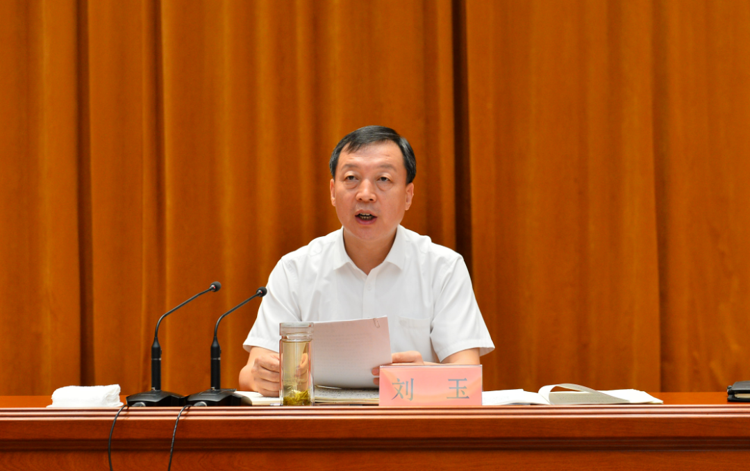 刘玉代表市委,市政府向广大教师,教育工作者致以节日