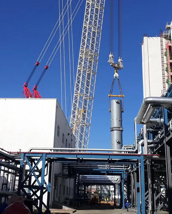 世界首台多喷嘴对置式半废锅气化炉在兖煤榆能化50万吨聚甲氧基二甲醚项目实施吊装