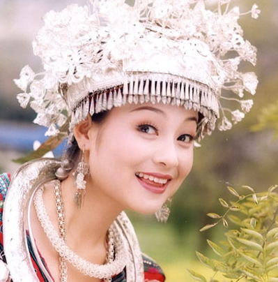 苗家姑娘别样风情 这9位苗族的美女明星 个个美若天仙 你最喜欢谁 教育资讯