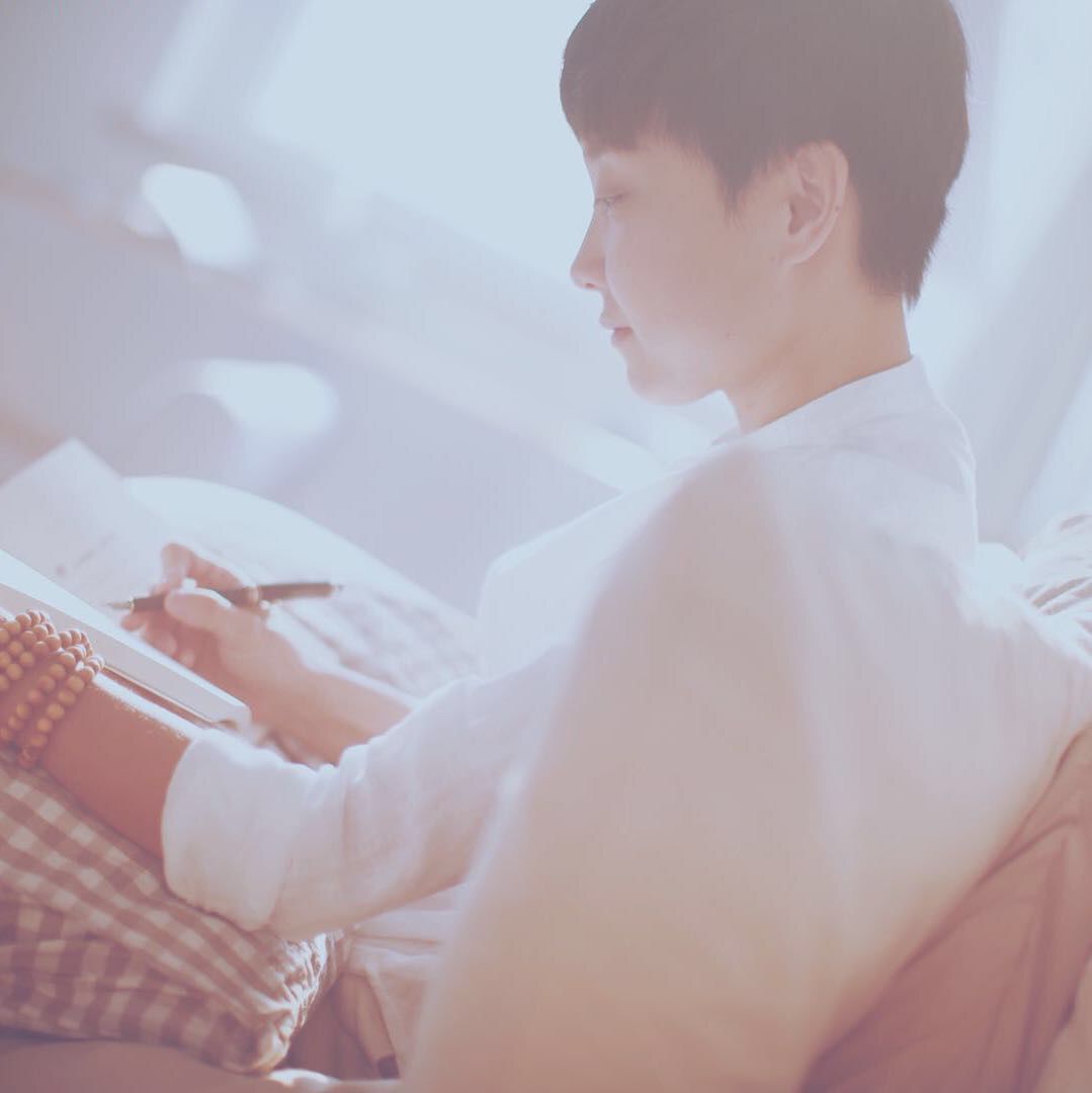 站在那里，她就是婚礼主持界的一张帅气名片！