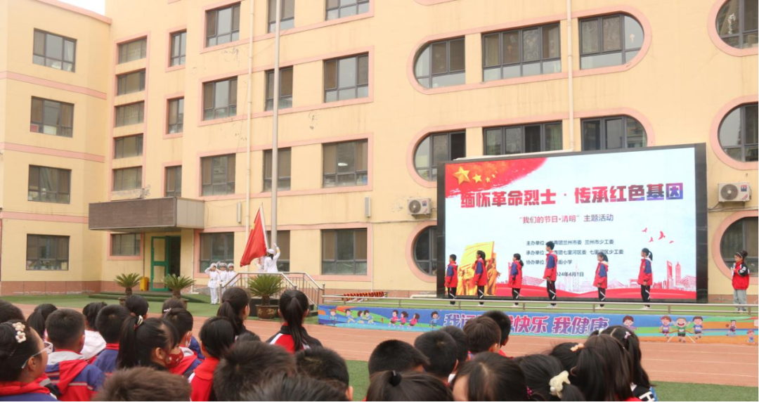 拉开了帷幕,短片中的战斗英雄,红领巾巡讲团成员,原陆军第62师步兵第1