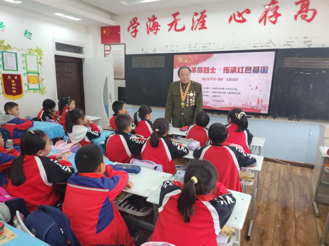 缅怀革命先烈传承红色基因兰州市学校团队组织开展铸魂2