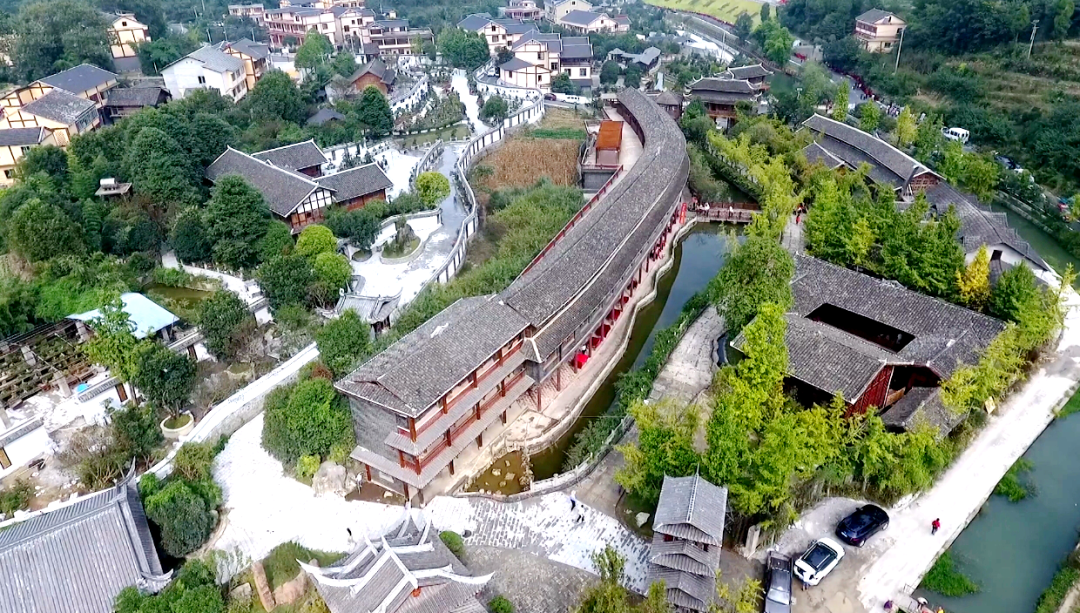 以盆景为主题的小镇,非常惊喜,盆景很好看,周边还有湿地公园,百草园