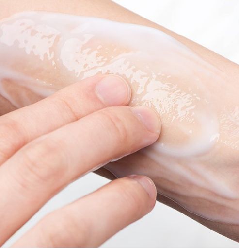 擦身体乳身上还起皮(为什么擦身体乳还会起皮屑)