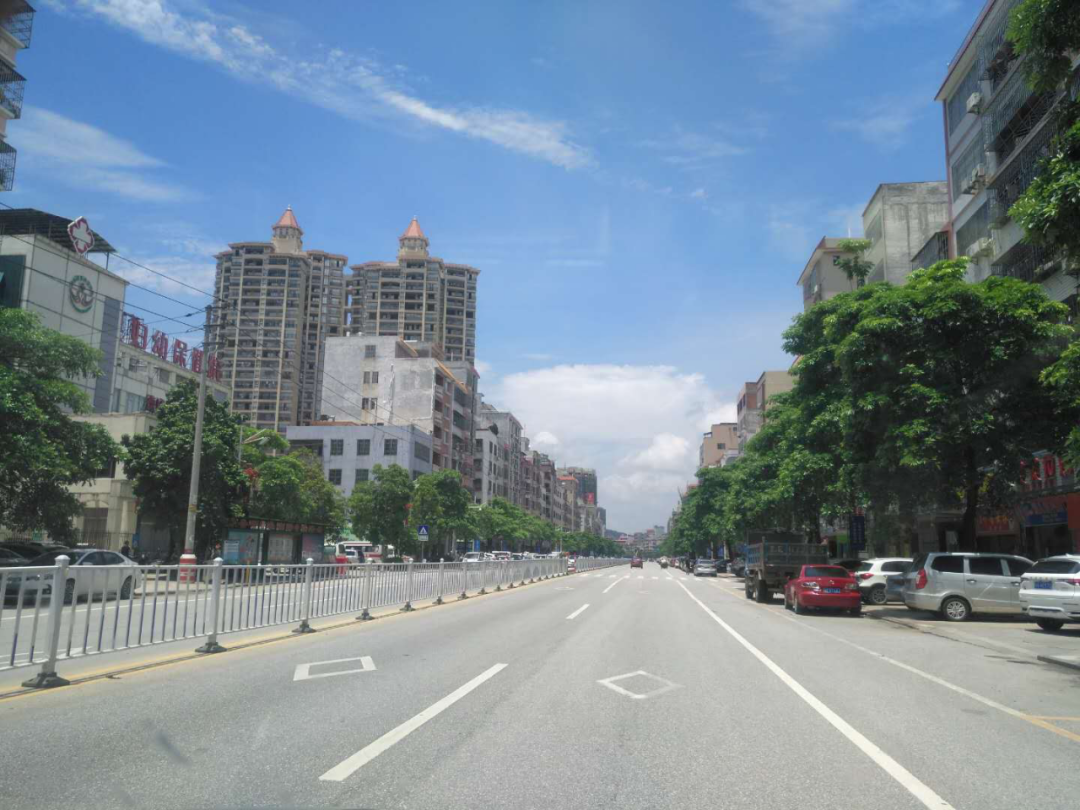 县城城中村县城城中村荔枝村车辆停放有序,不乱停乱放,道路平整,不坑