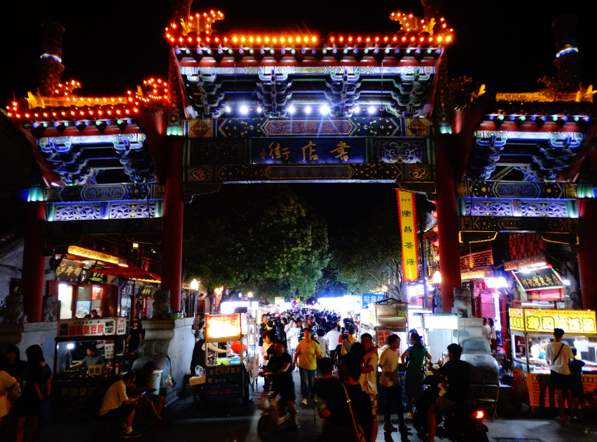 在开封夏夜里,总要来趟非遗市集夏夜的开元广场上热闹非凡聚拢来是