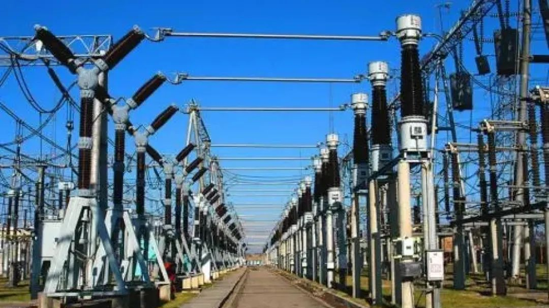 如果由地球提供电源，需要多少伏电压才能点亮月球上的灯泡？的图5