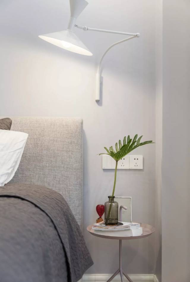 放床头的不一定非得要这些 还可能是这些有趣的玩意