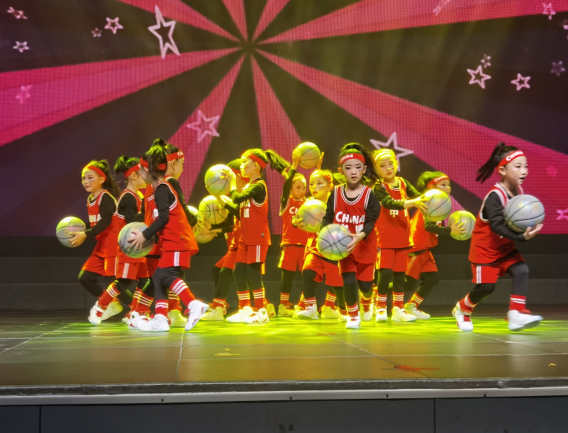 既表达了小朋友们对祖国的热爱之情,也展示了他们双手同时拍皮球的