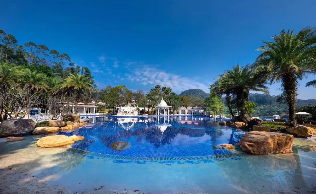 【暑假狂欢】依托山水湖泊，推开门就能跳进泳池，还有官方认证的真温泉