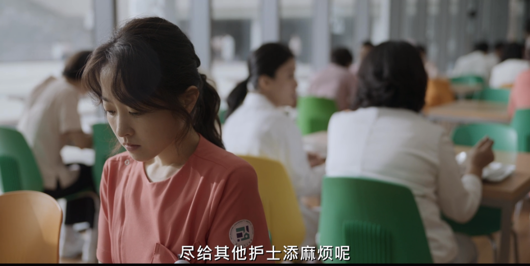 女主郑多恩(朴宝英 饰)是一名有三年工作经验的内科护士.