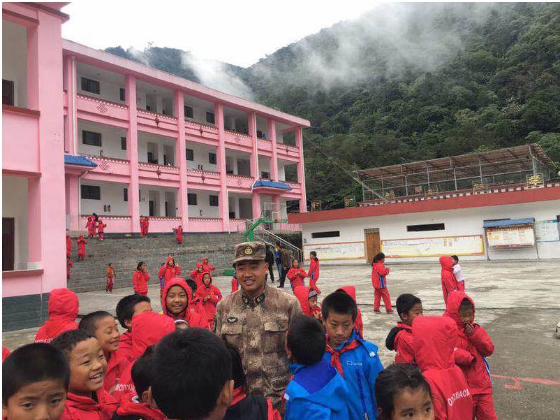 "墨脱戍边模范营"三级军士长周国仁和往常一样,走进背崩乡中心小学五