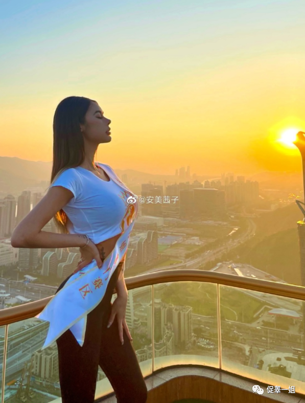 【美女】藏不住的“凹凸感”，网友：“超常发育”了…（组图） - 13