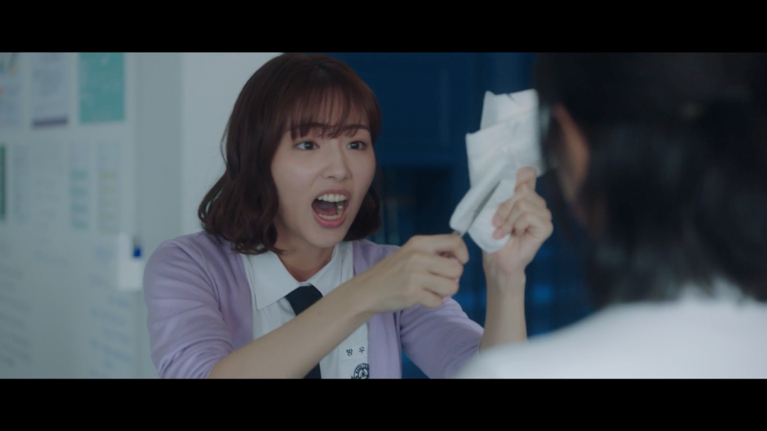 身为单亲家庭长大的女孩,父亲又是职业军人,成秀智从小就养成了解决