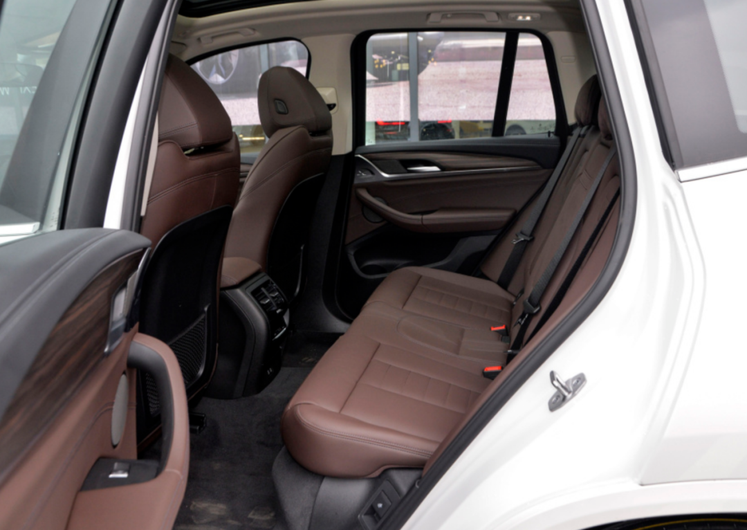 宝马x3 2021款(参考)实际上,身为中型suv的x3,在内部空间上反而不及