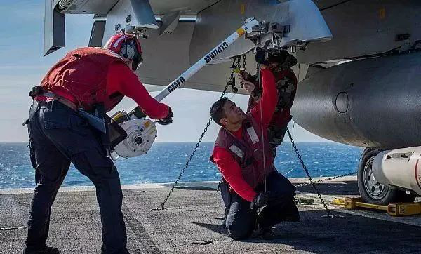 为什么航母这么难击沉？甲板到底有多厚？的图8