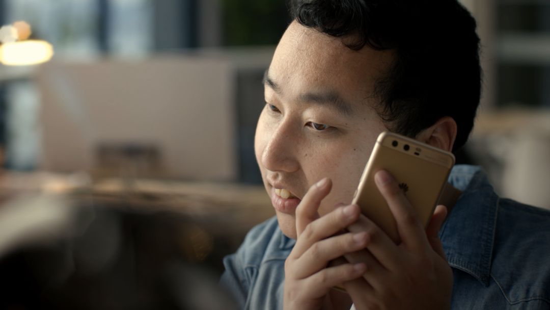 （图）《伴你前行》视频截图，视障工程师用读屏软件&ldquo;看&rdquo;手机
