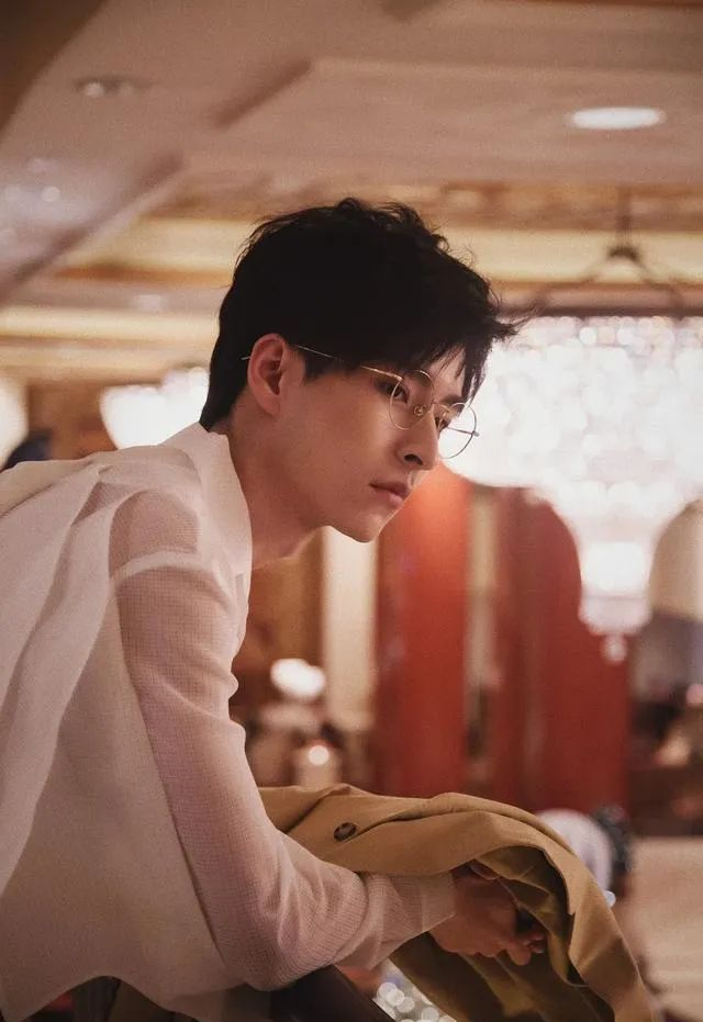 【男神】“北大杨洋”帅翻全网！一张神颜生图吸粉2000万：妈呀，我恋爱了（组图） - 88