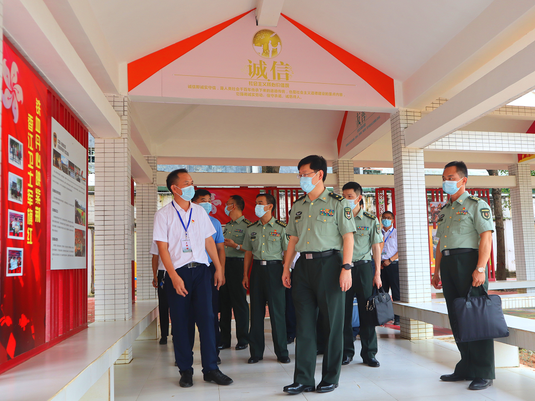 惠州军分区政委吴小飞,县人武部政委陈伟平及博罗县教育局,湖镇镇相关