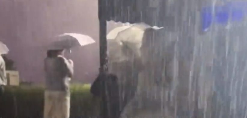 长沙暴雨楼梯变瀑布
