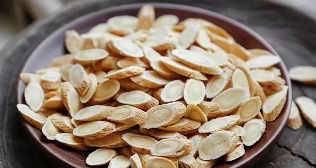 黄芪这样吃，功效胜人参！男女坚持吃，越吃越年轻