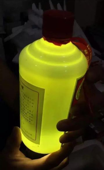 用强光手电灯从瓶身前后标之间空白处照射瓶体，尤其注重前后标的背面有无小黑点，要注意区分瓶体瑕疵点和黑点的区别。