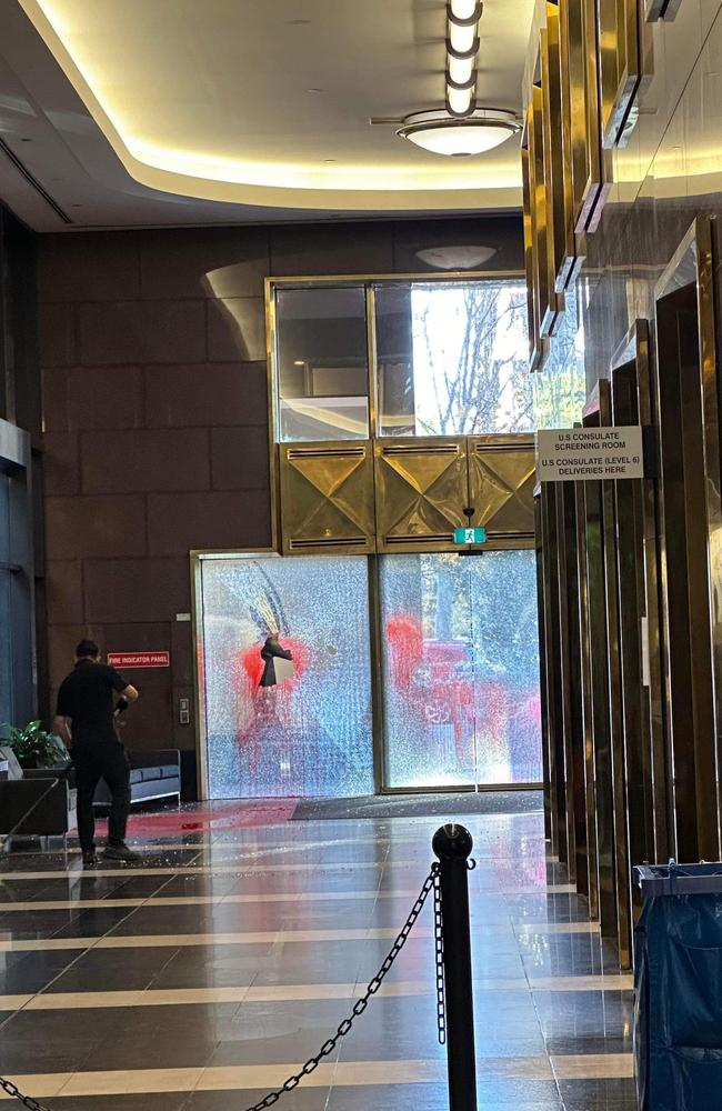 墨尔本今早一片混乱!领馆被砸,多名议员办公室遭泼红漆