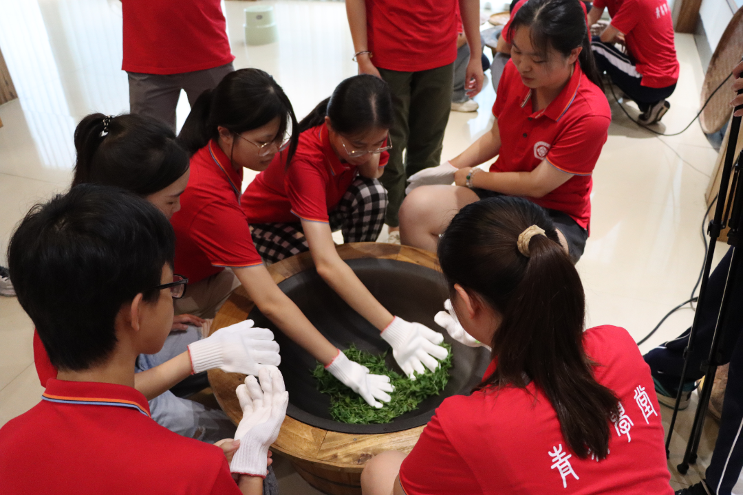 理学院突击队实践团体验炒茶，了解茶叶制作工艺