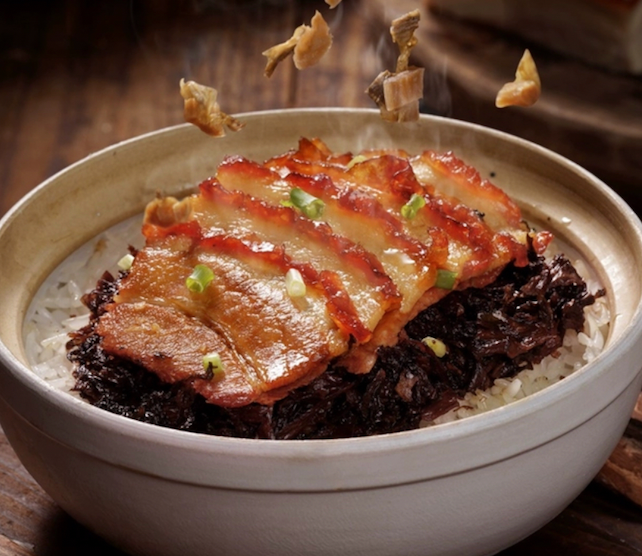 腊味,梅菜扣肉煲仔饭,周黑鸭,红油凤爪辣子鸡,叮几分钟,好吃不贵!