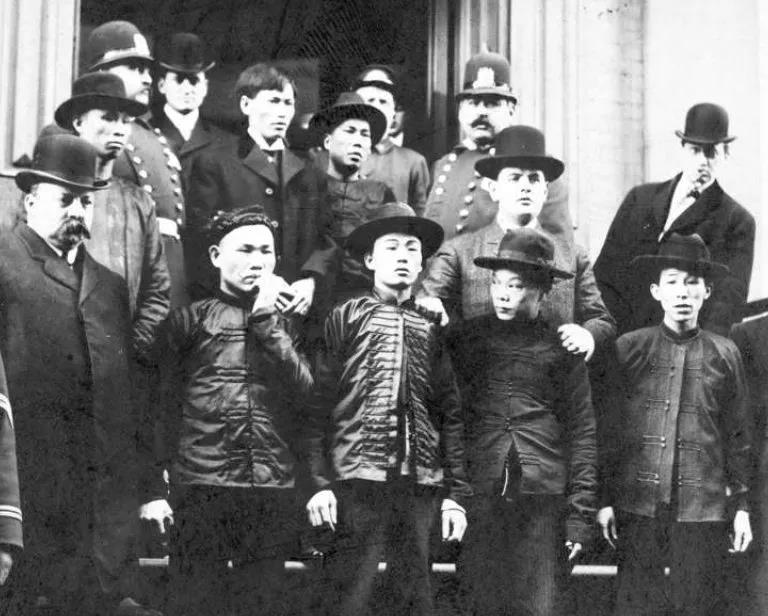 在冰天雪地中修太平洋铁路的华工.