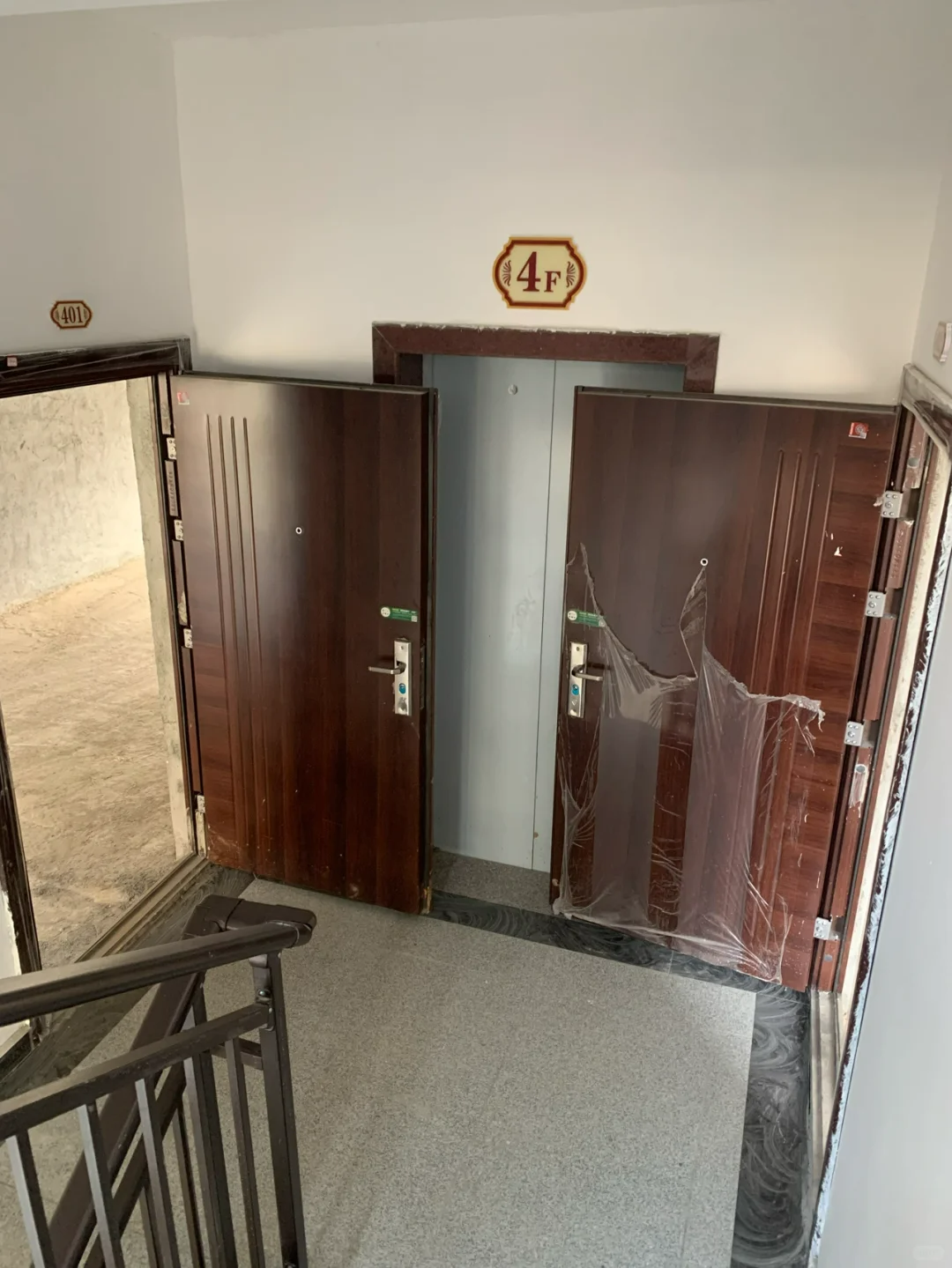 图片源自小红书屋主@小白酒瓶的家,奇葩的一梯两户,电梯门离入户门