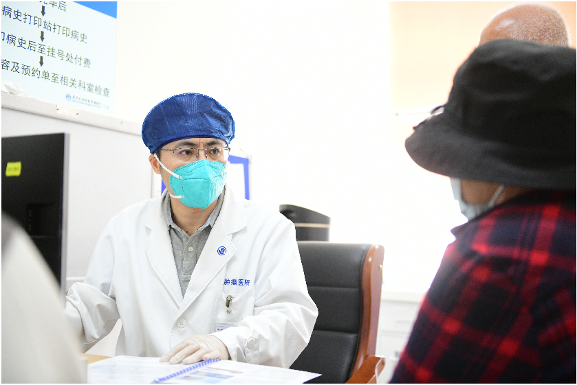 陶荣医生诊治患者在诊疗的过程中,对于病情较重的患者,陶荣医生都会